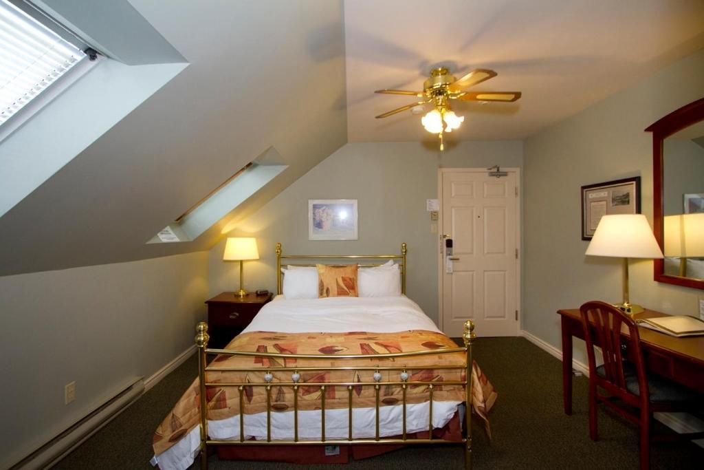 Brigantine Inn Lunenburg Room photo