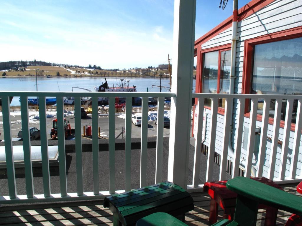 Brigantine Inn Lunenburg Exterior photo