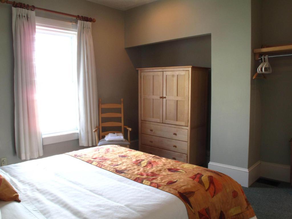 Brigantine Inn Lunenburg Room photo